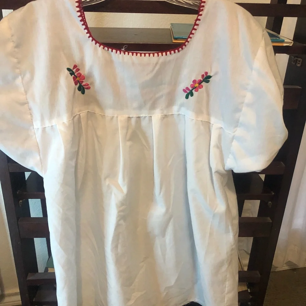 lightweight Mexican theme embroidered top. - Picture 2 of 5